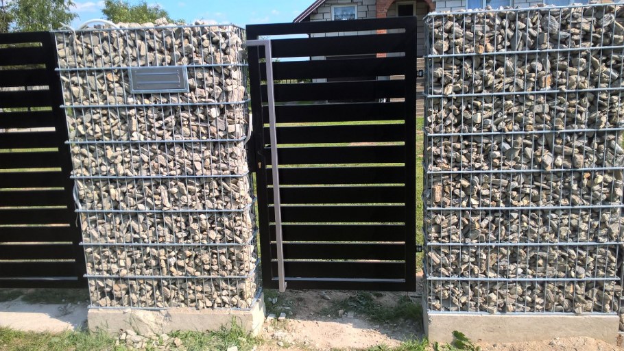 Забор из габионов с воротами