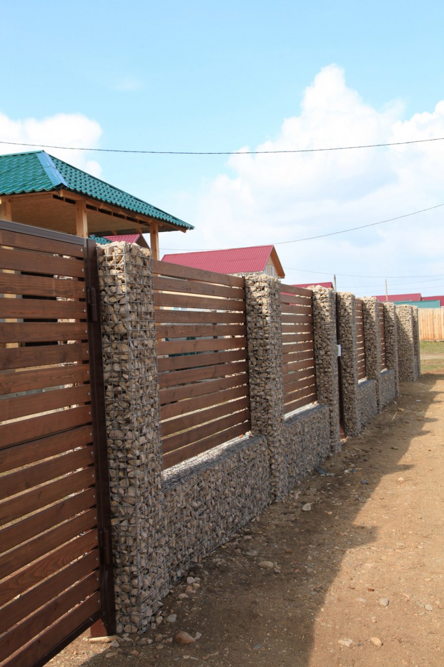 Забор из ракушечника и профнастила