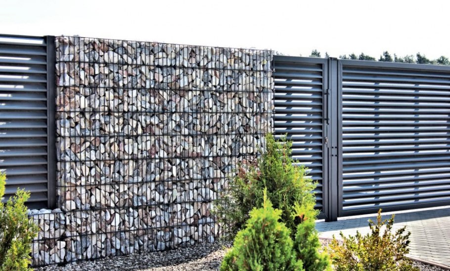 Забор из габионов и евроштакетника
