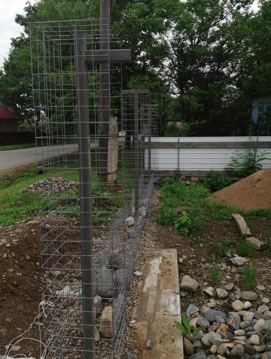 Забор из габиона и дерева шахматка