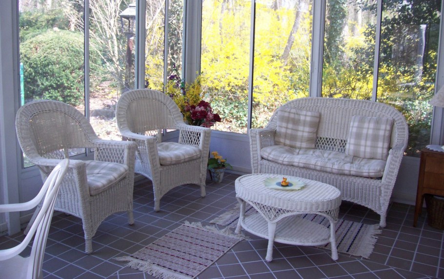 Белая плетеная мебель на террасе