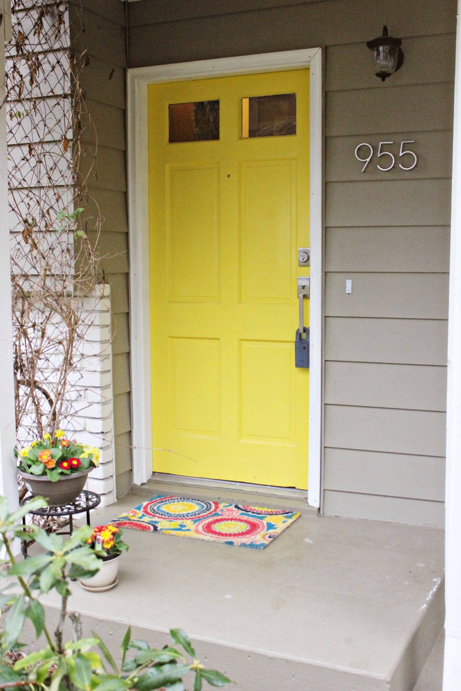 Желтая дверь в детской