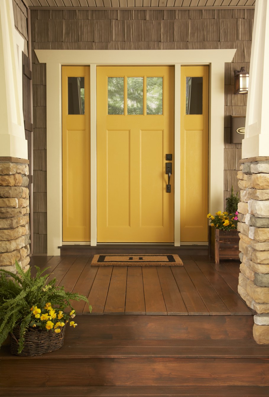 Входные двери желтая деревянная