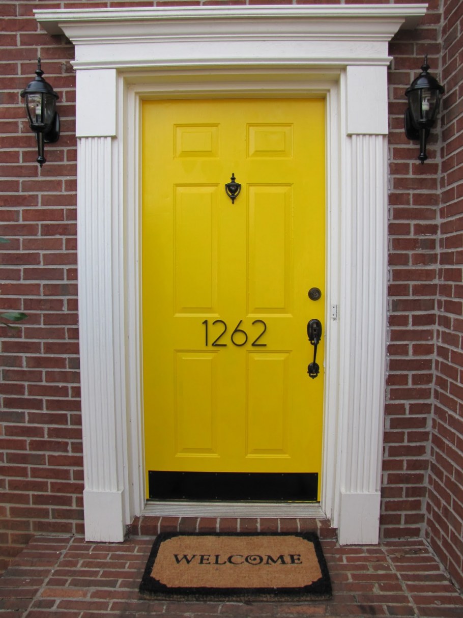 Желтая дверь
