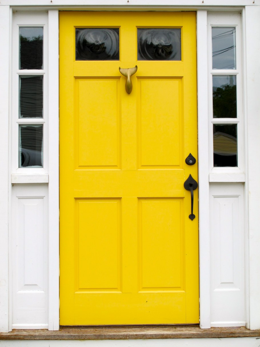 Желтая входная дверь