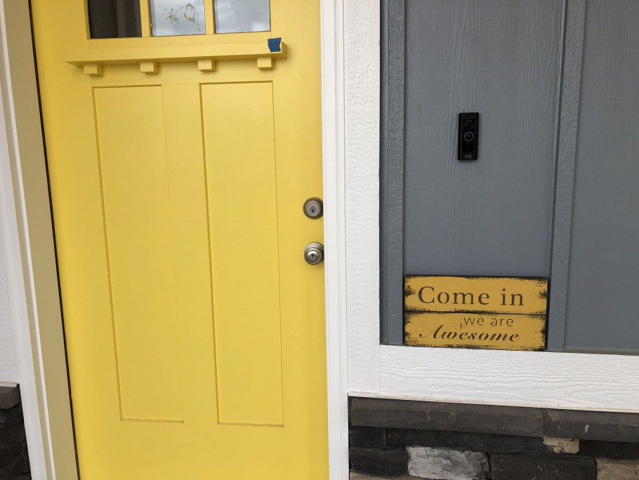 Дом с желтым окошком