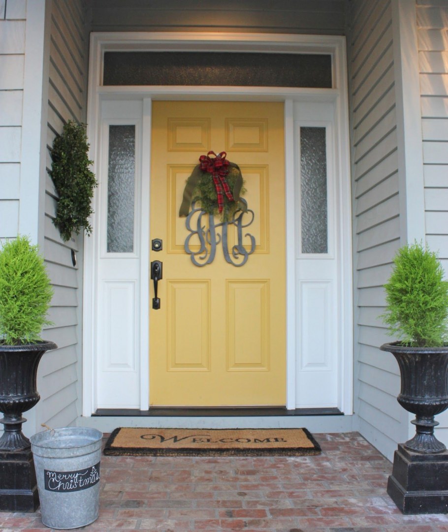 Желтая входная дверь