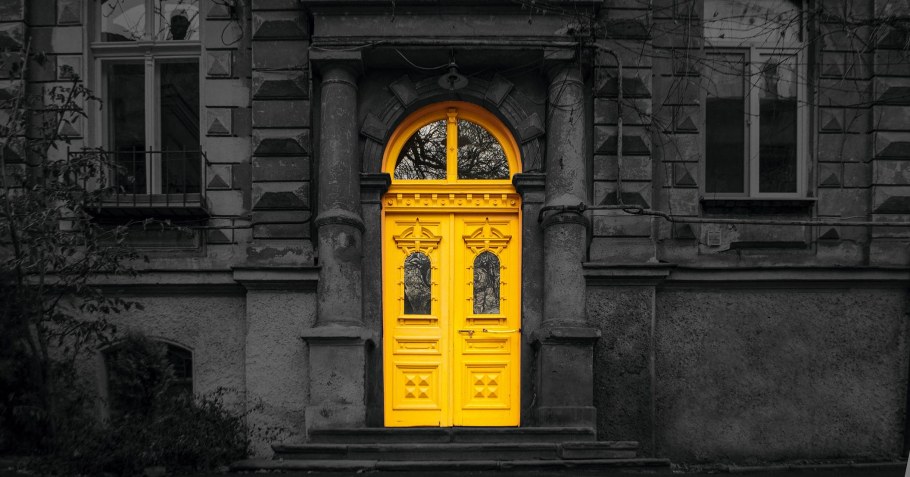 Дверь с желтыми стеклами