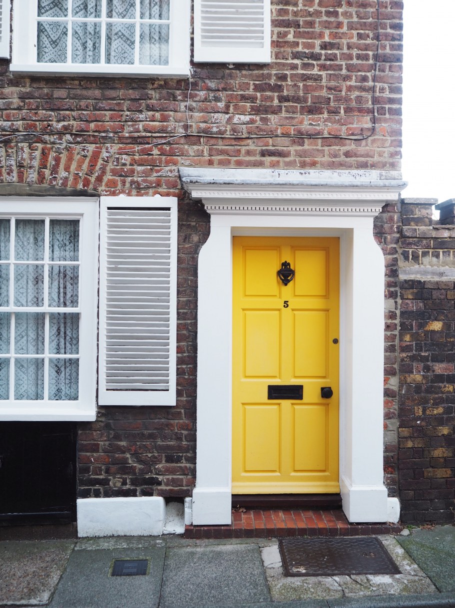 Желтая дверь