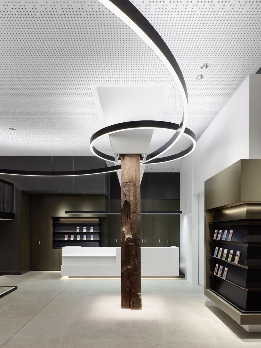 Металлические колонны в интерьере