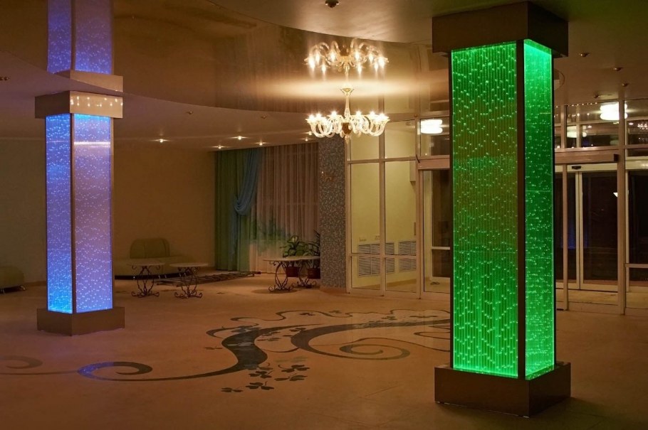 Стеклянные колонны с подсветкой