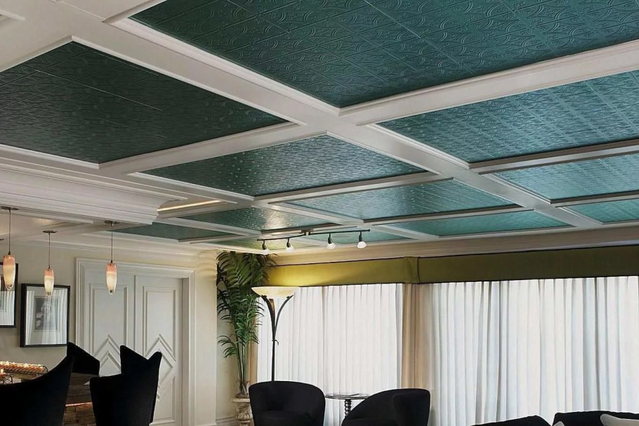 Шуманет на потолок