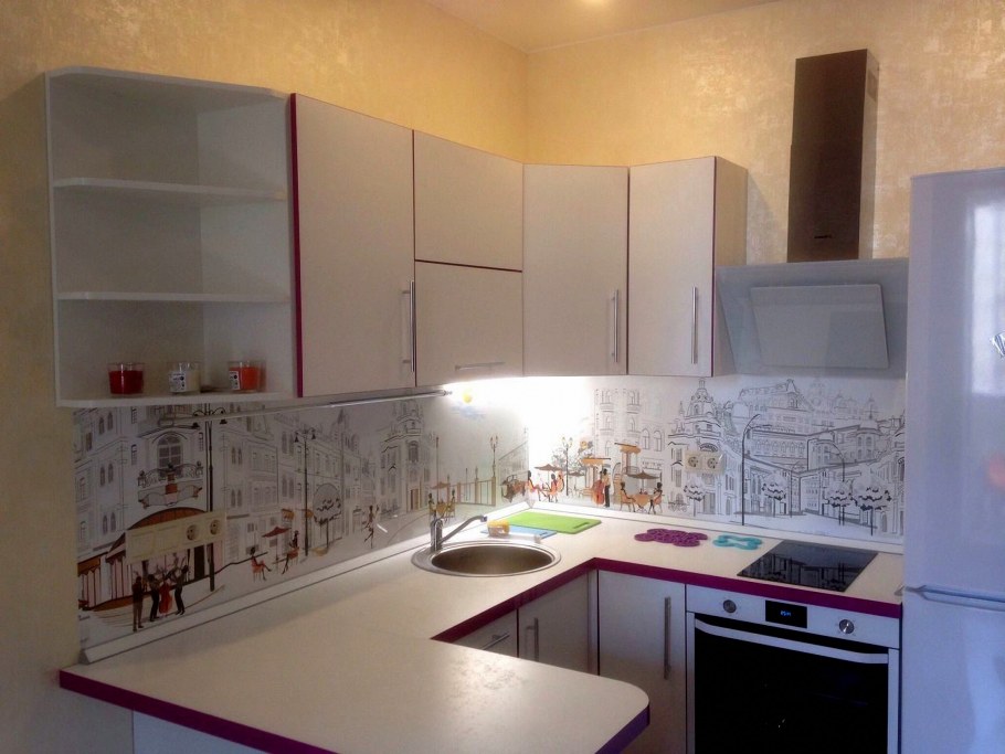 Бронзовое зеркало на кухне