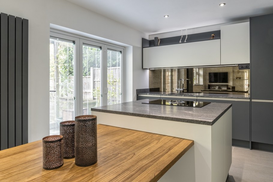 Стеклянный кухонный фартук с подсветкой