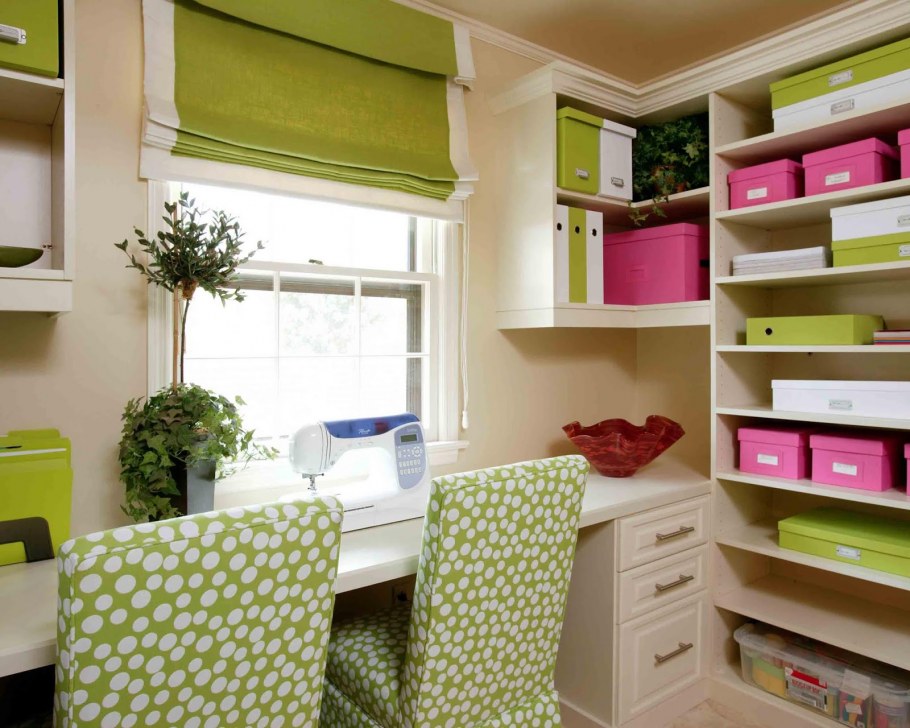 Стол у окна для рукоделия