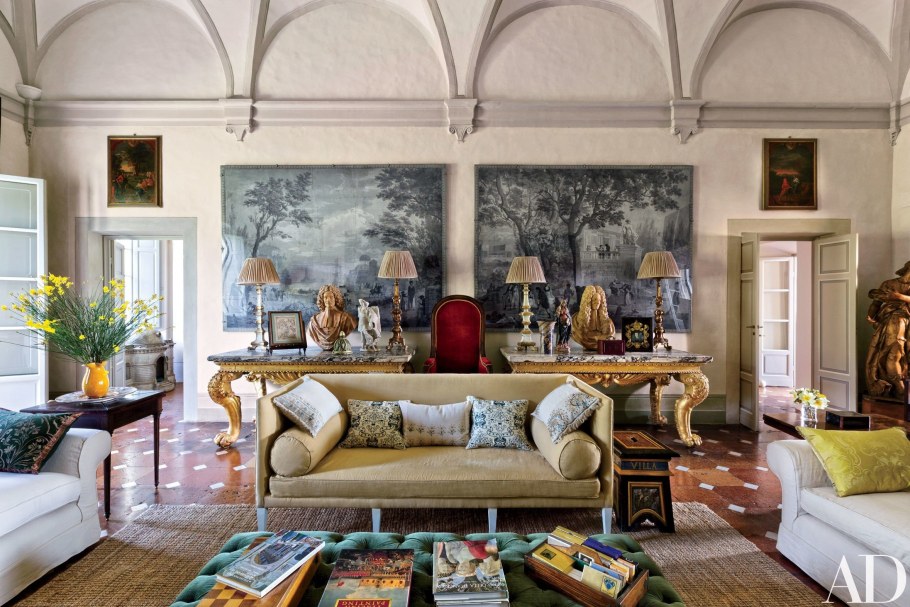 Картина в интерьере итальянской гостиной