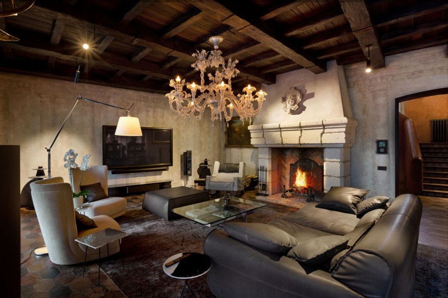 Гостиная в особняке с камином