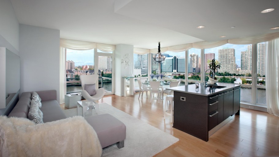 Гостиная студия с панорамными окнами