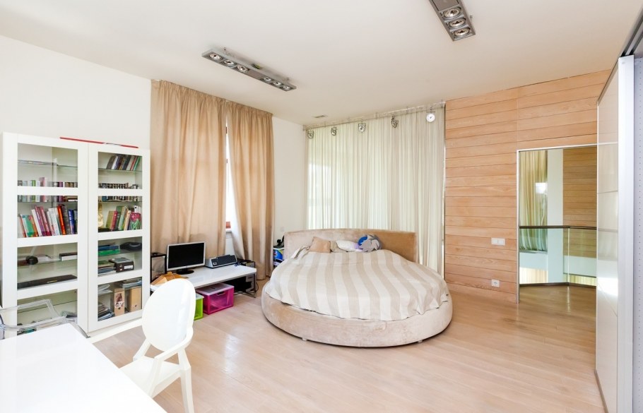 Современный интерьер в доме из СИП панелей