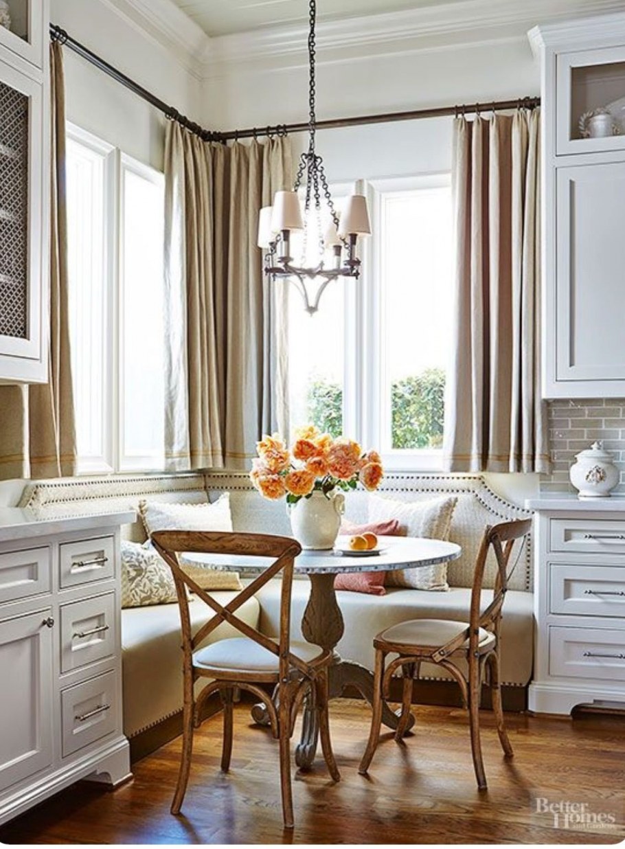 Интерьер кухни с окном