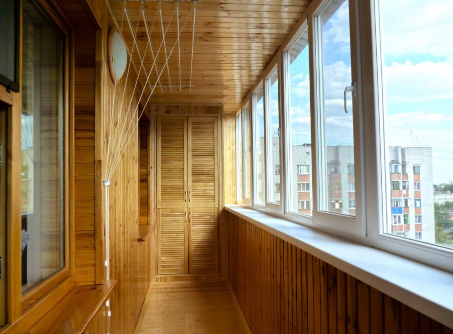 Балкон обделан деревом