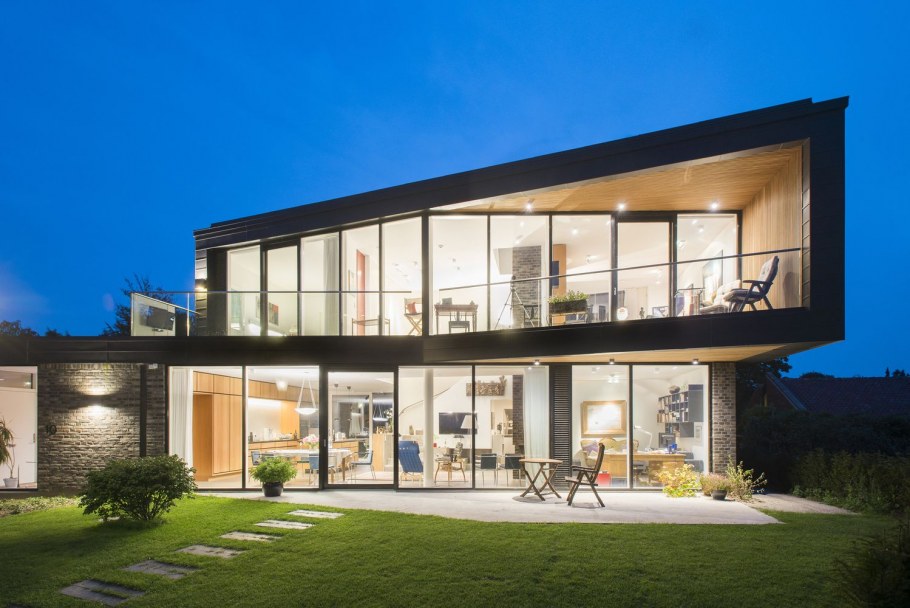 Дом с большими окнами с мансардой