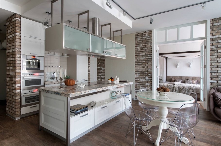 Кухня в современном стиле с декоративным камнем