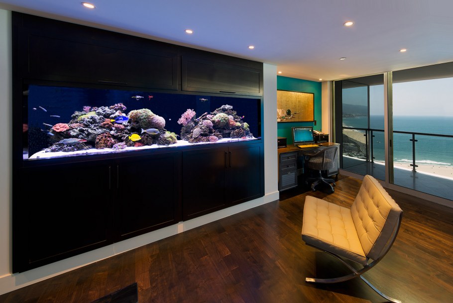 Гостиная с аквариумом и камином