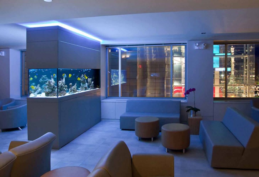 Гостиная с аквариумом