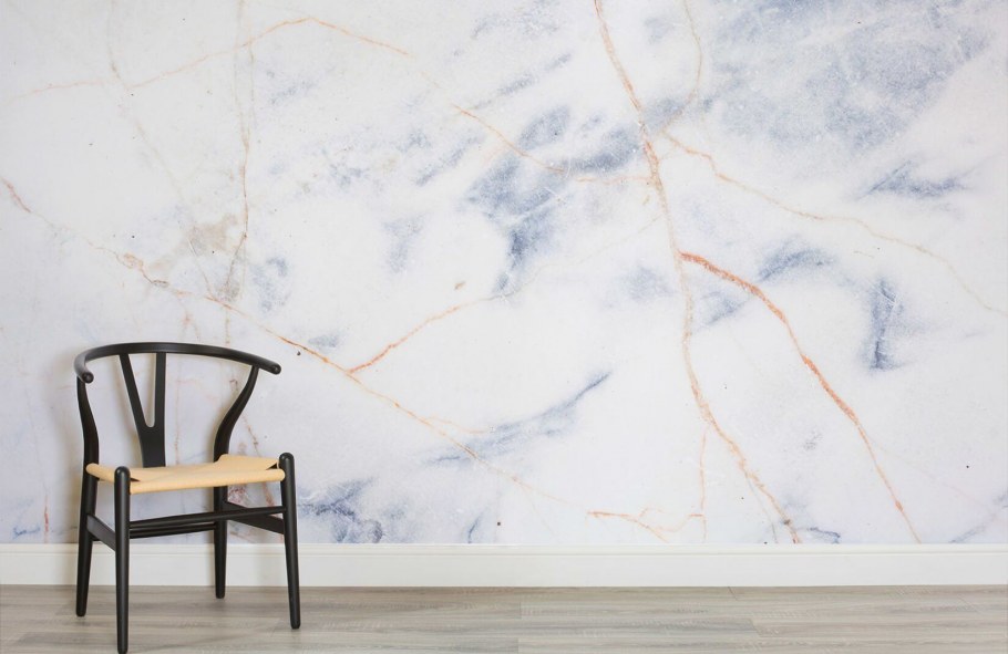 Мраморная стена в гостиной