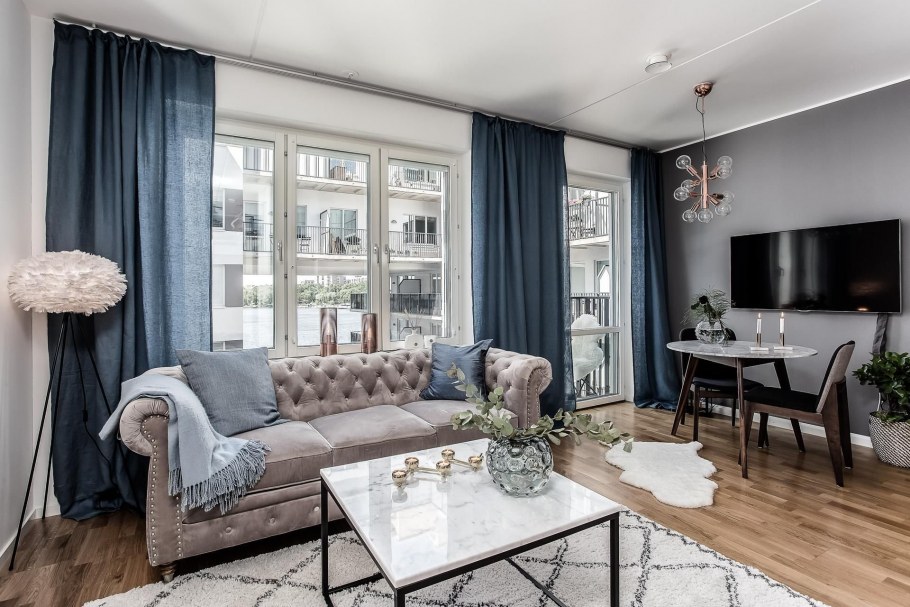 Гостиная с диваном у окна