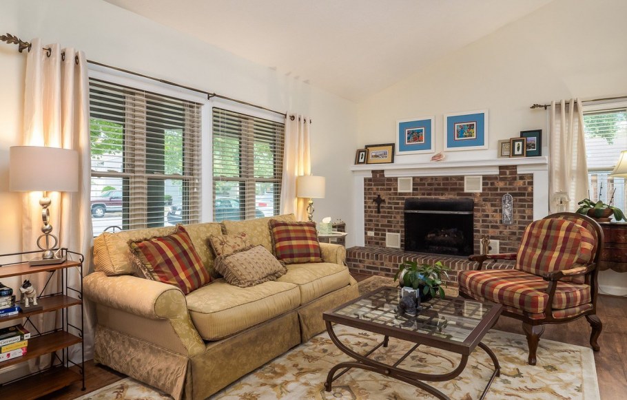 Диван около окна в гостиной