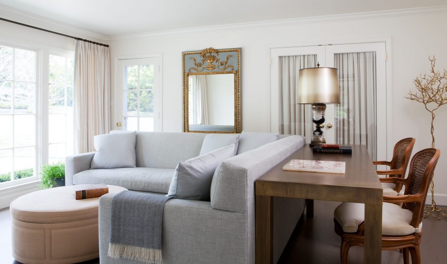 Диван в эркере гостиной