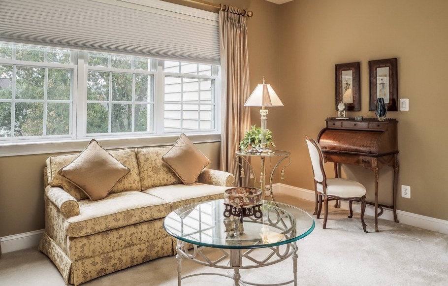 Диван у окна в интерьере