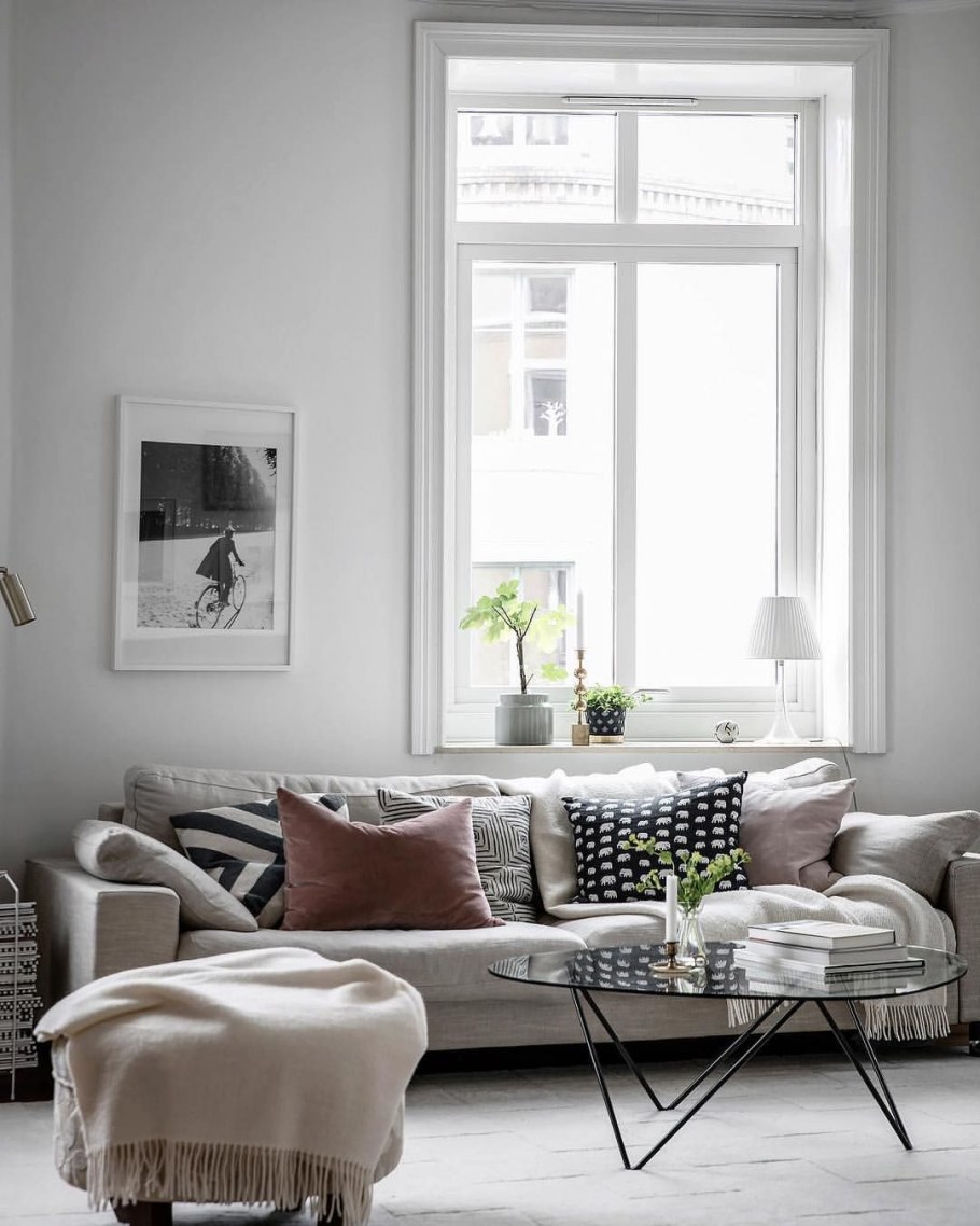 Гостиная с диваном у окна