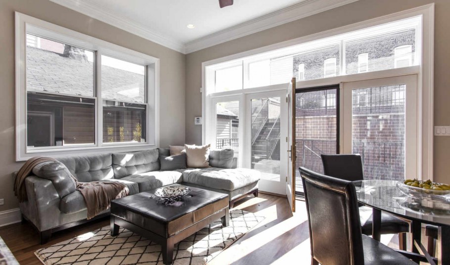 Диван у окна шторы