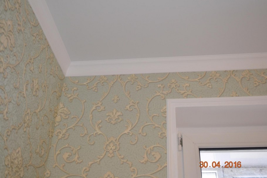 Молдинг между обоями и краской