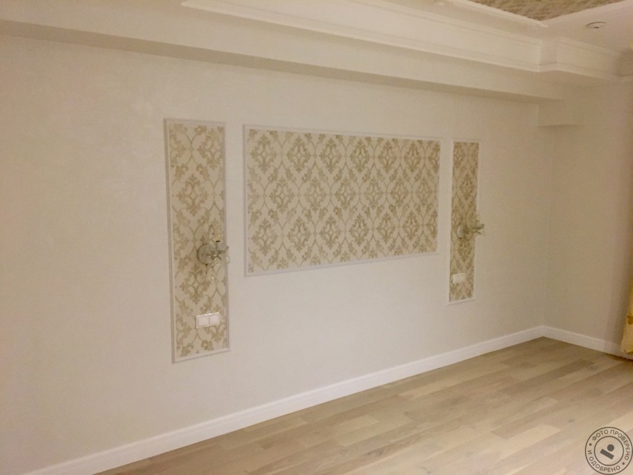 Рамка на стене из плинтуса