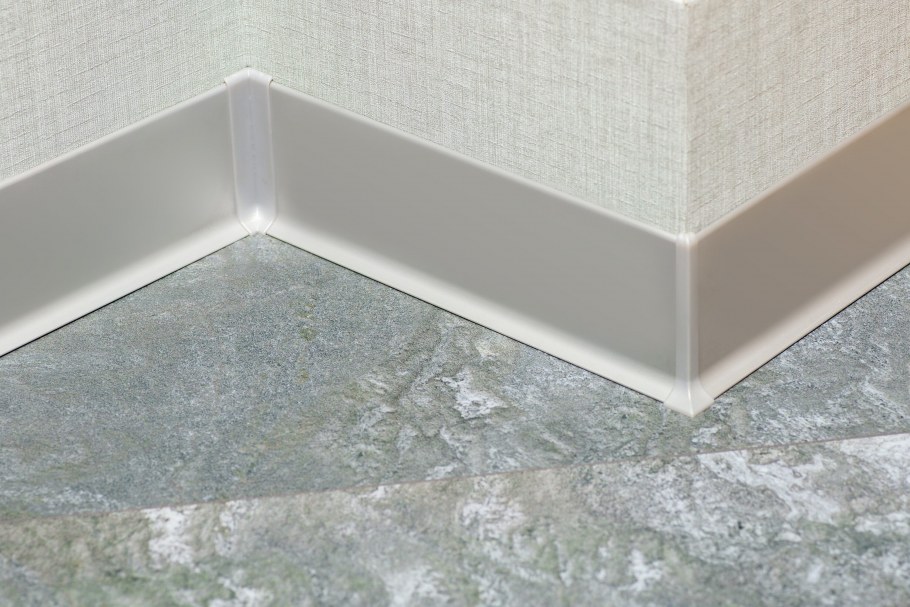 Плинтус Rehau 113