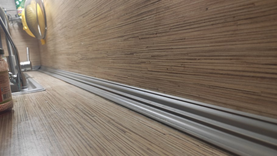 Кухни без плинтуса на фартуке