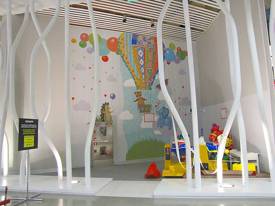 Детский уголок в магазине