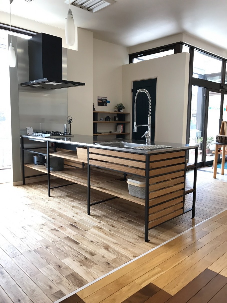 Кухонный гарнитур из металла и дерева