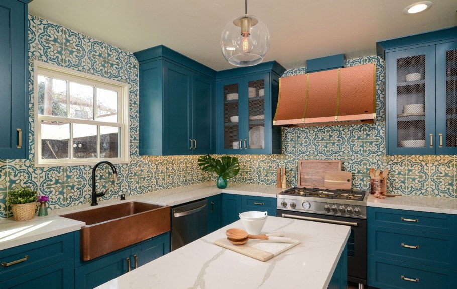 Бирюзовая кухня в средиземноморском стиле