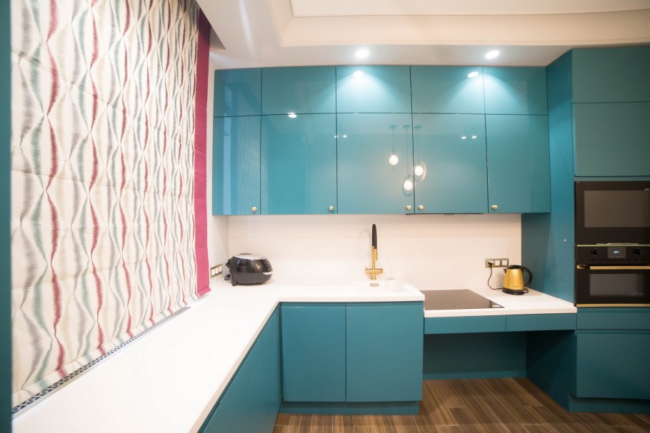 Светло бирюзовая кухня