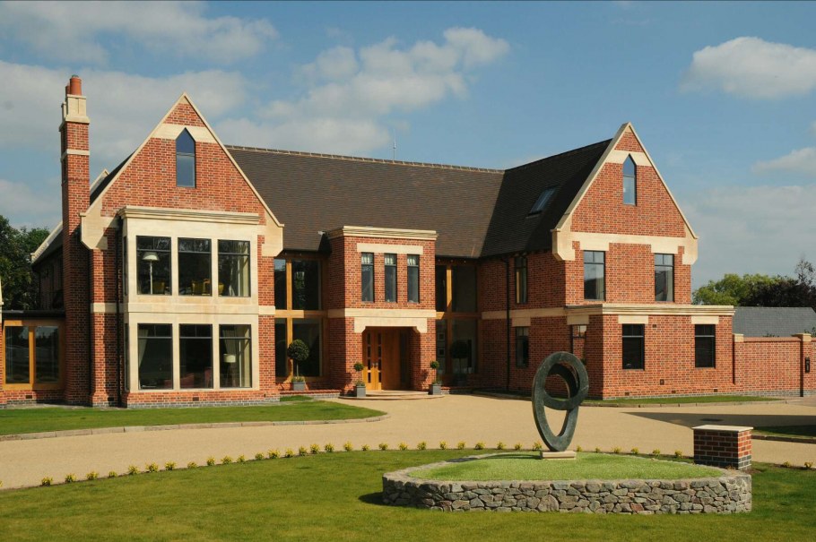 Красивые кирпичные жилые дома