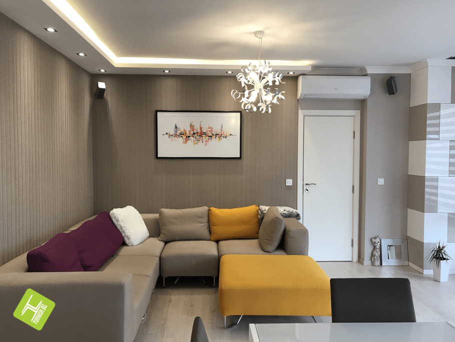 Гостиная в бежевых тонах с яркими акцентами