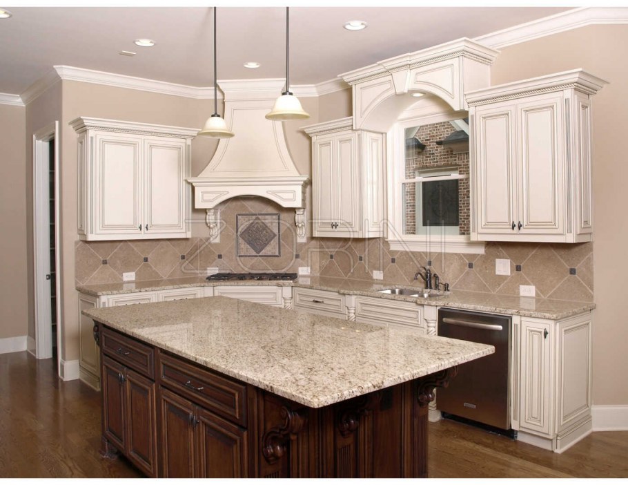 Интерьер кухни с угловой плитой