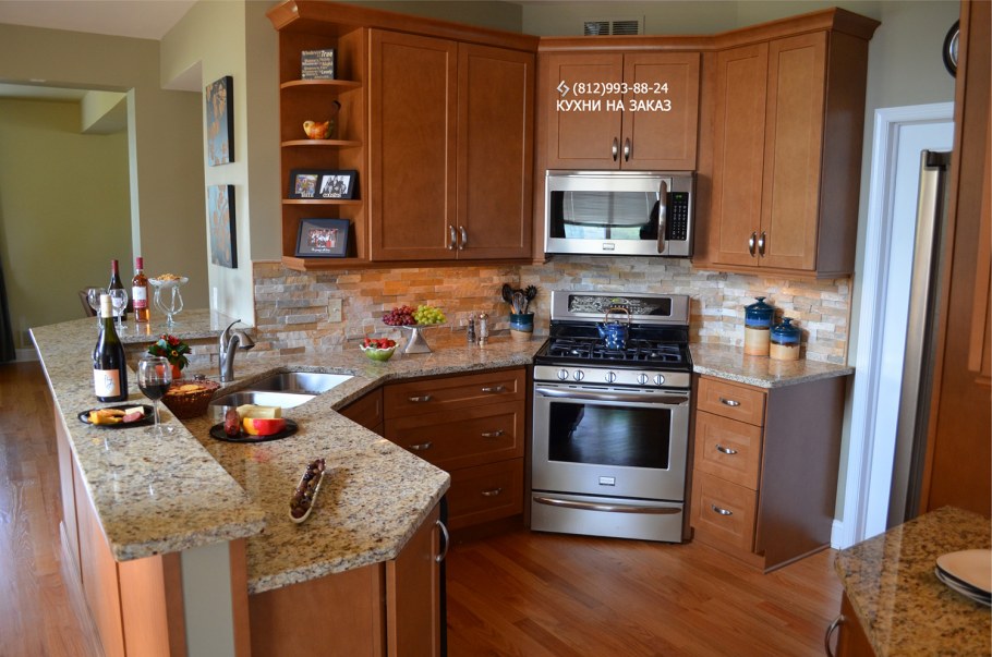 Угловая плита на классической кухне