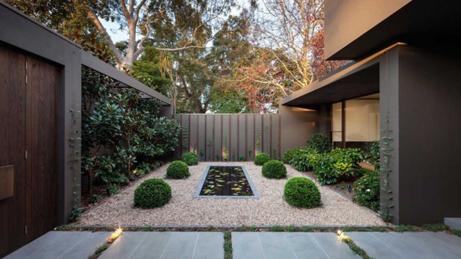 Рабатка с хвойниками