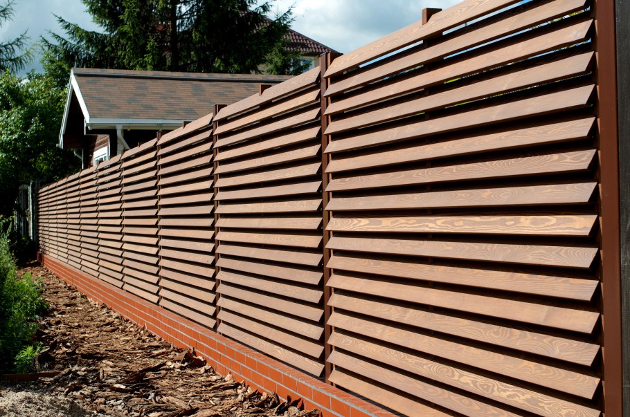 Красивый деревянный забор